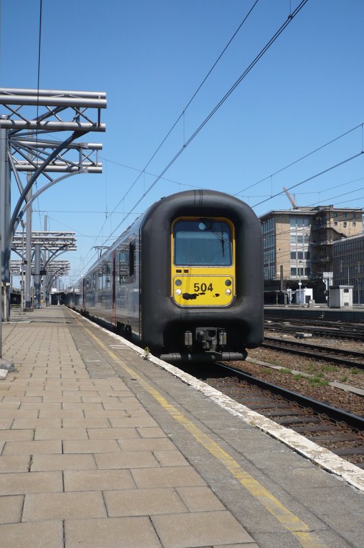  Gumminase 504  verlsst Brssel Zuid in Richtung Westen mit einem Klecks an der Front.
(Bahnbildertreffen, am 30.05.09)