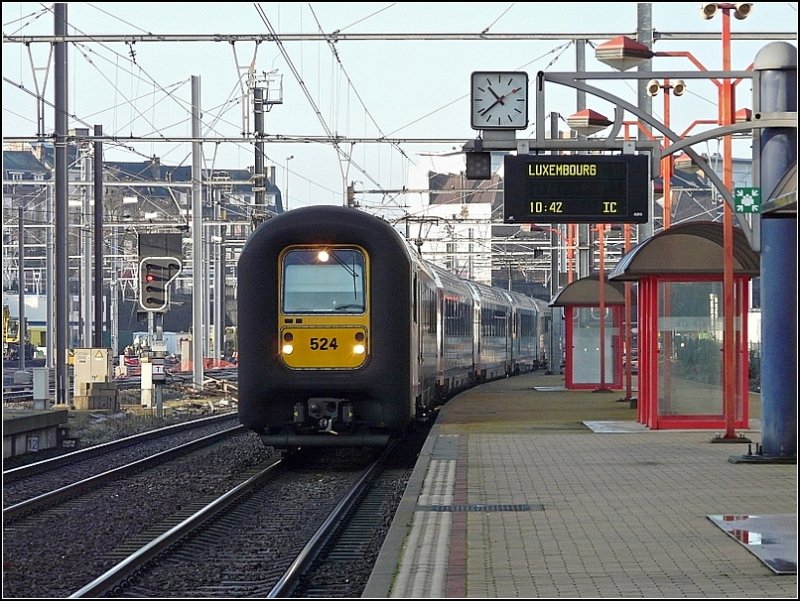 Gumminase AM 96 524 kommt am 07.12.08 aus Bruxelles Midi und f�hrt in den Bahnhof von Namur ein, um sp�ter ihre Reise nach Luxemburg fortzusetzen. (Jeanny)






