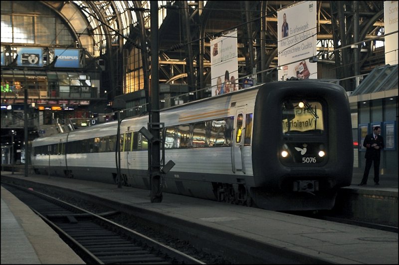GUMMINASE: IC3 5076 steht abfahrbereit als EC 31, Hamburg Hbf - Koebenhavn H, im Startbahnhof. (12.04.2009)