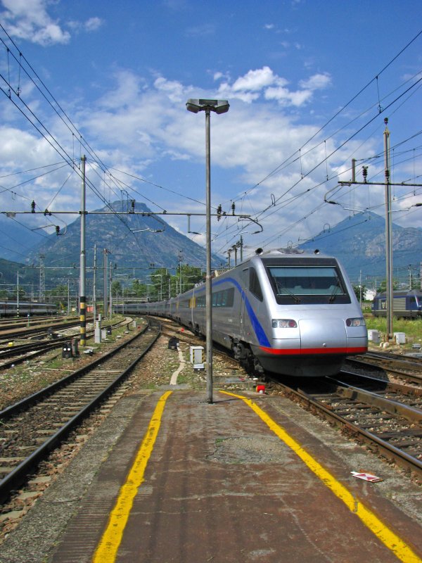 Gut 20 Minuten versptet trifft dieser CIS ETR 470 aus Basel kommend in Domodossola ein. (27.Juli 2009)
