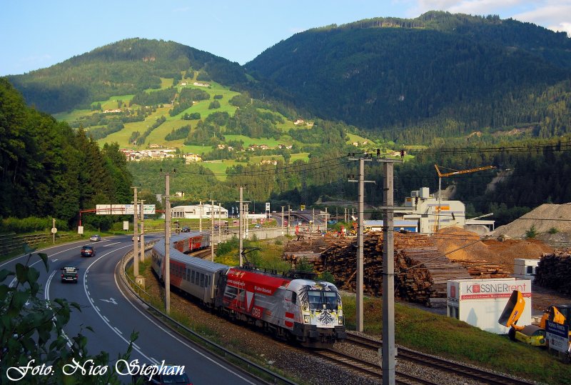 Gut behtet fhlten sich die Fahrgste des REX 1552  Museum Tauernbahn  Salzburg Hbf. - Saalfelden,als sie mit der Bundesheerlok 1116 246-8 durch die Kurve an der Ortseinfahrt von Schwarzach-St.Veit rollten
(sterreichurlaub 14.08.09)