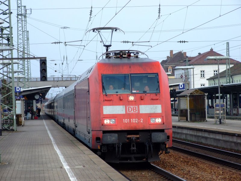 Gut besetzt war der F�hrerstand von 101 102 mit EC 23 am 31.03.2007 in Plattling.