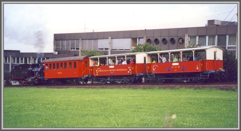 Gut besetzter Extrazug mit der Dampflok Rosa bei Heiden (Archiv 09/2000)