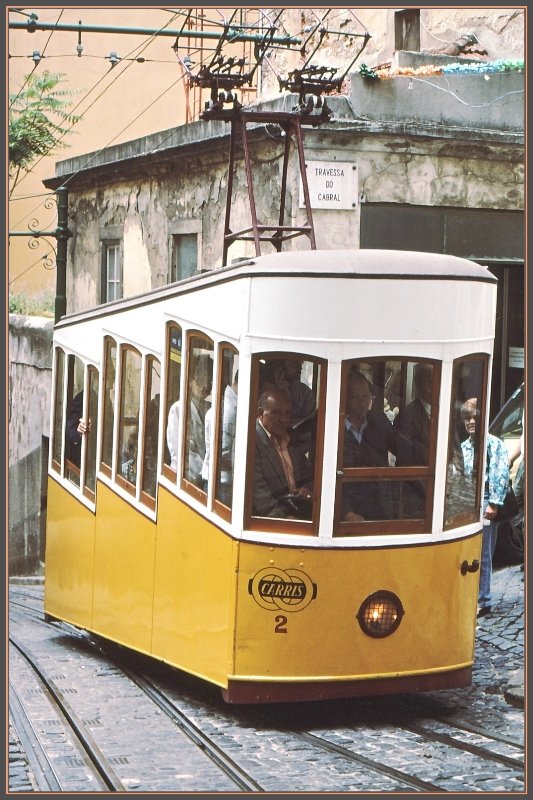Gut besetzter Wagen 2 der Ascensor da Bica Lisboa. (06/92)