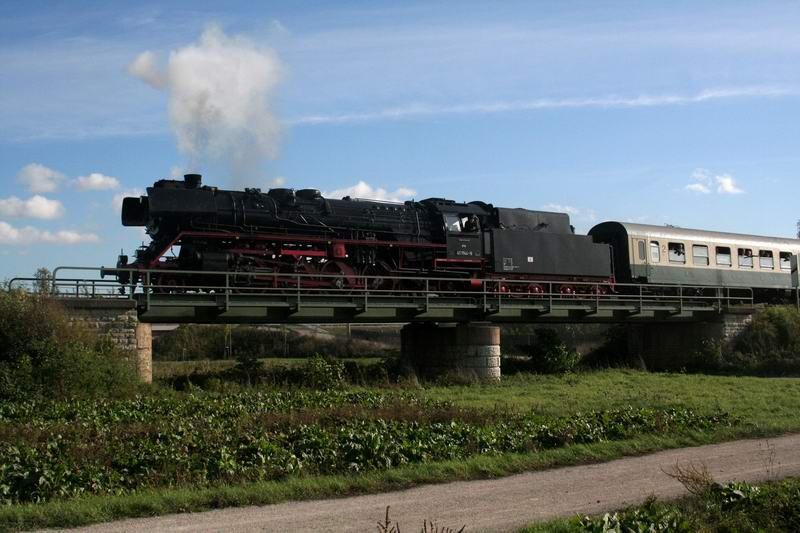 gut dass man in Naumburg jemand Nettes kennt der (die) einen vom Bahnhof abholt und zu dieser Fotostelle, leider mit wenig Sonne auf der Lok, fhrt. 41 1144 