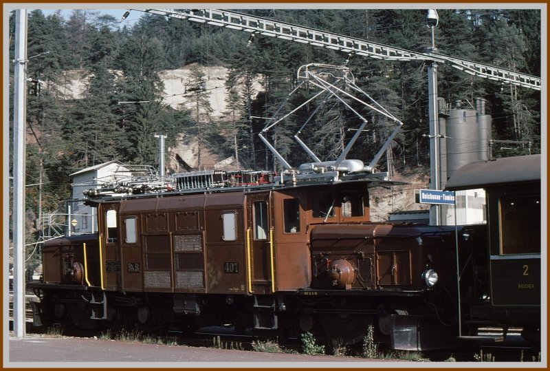 Gut gepflegte Ge 6/6 I 407 bei einem Halt in Reichenau-Tamins. (Archiv 09/78)