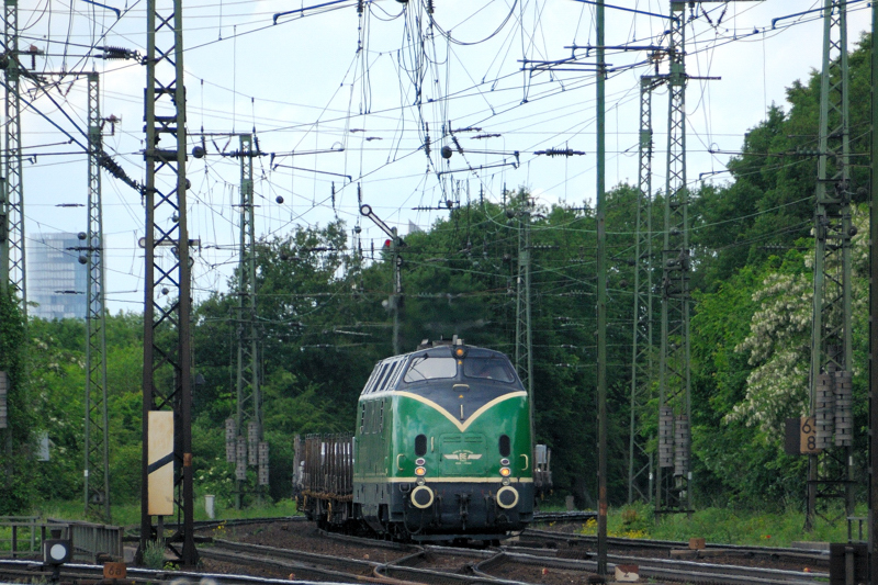 Gut getarnt kommt ein weiteres Objekt der Begierde, und zudem vllig unerwartet, aus Kln-Kalk nach Gremberg. Formsignal und  V 200  ... als wre die Zeit stehen geblieben. (19.05.2009).