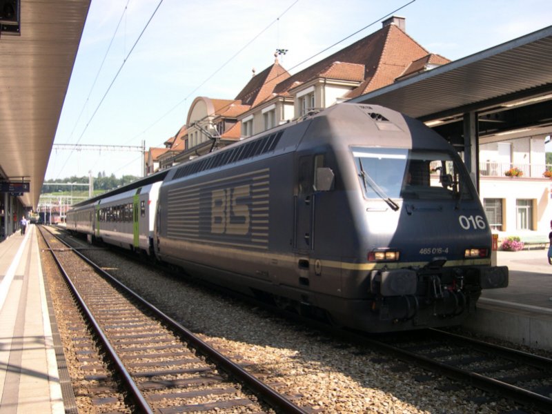 Gute 6.000 PS fr drei Wagen. ber mangelnde Traktion kann sich der Lokifhrer dieses Regionalzuges am 13.07.2005 in Spiez nicht beklagen. Man beachte brigens den NPZ-Mittelwagen in den neuen BLS-Farben direkt hinter der Lok, bei der es sich brigens um 465 016-4 handelt. 