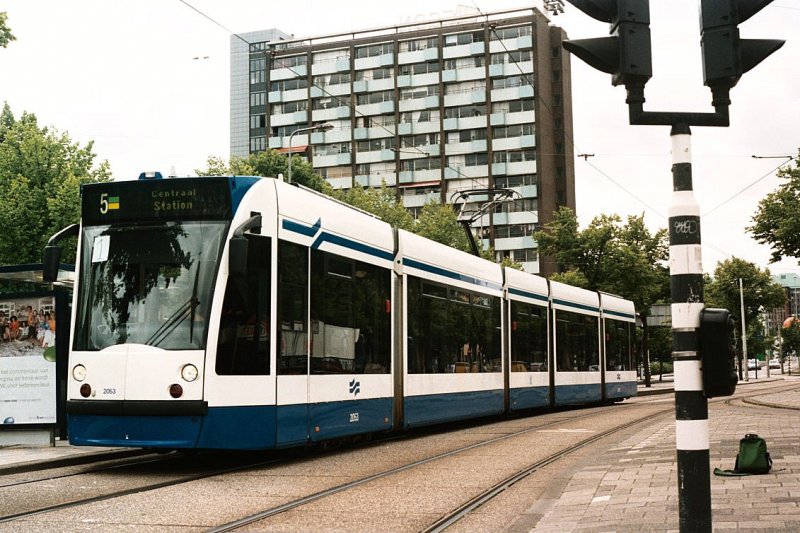 GVBA 2053 zeigt Linie 5,doch ist Linie Eins.Amsterdam,Surinameplein.
21-6-2006.