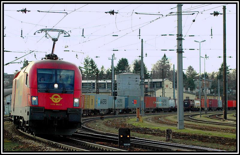 GySEF 1116 064 mit einem Containerzug am 1.4.2006 bei der Durchfahrt in St. Plten. Diese Maschine ist eine von 5 BB 1116 (061-065) die fr die Dauer von 20 Jahren von der GySEF angemietet wurden.