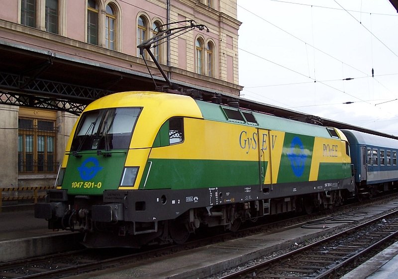 GySEV 1047 501-0  Taurus  mit Fernzug am 20.01.2007 im Bahnhof Budapest-Keleti.
