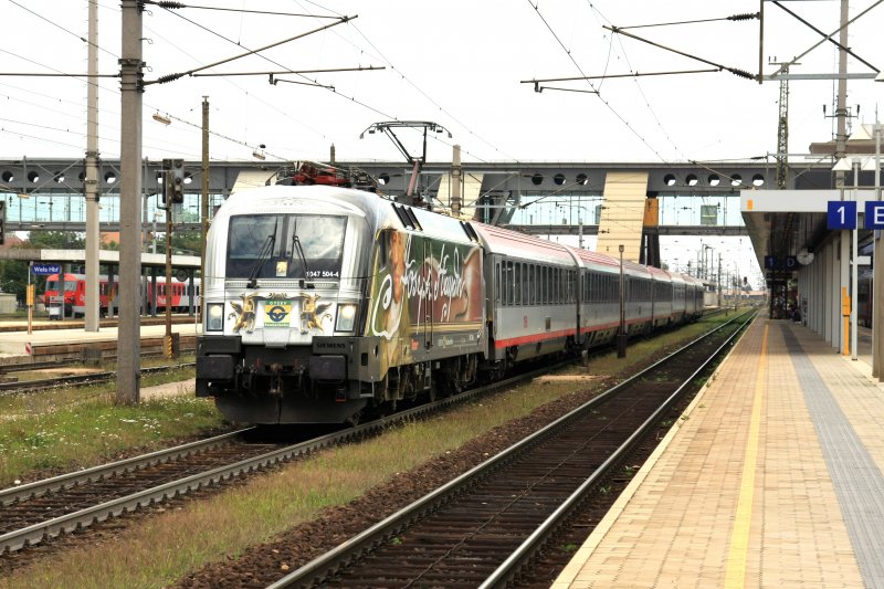 GySEV 1047 504 in neuem Kleid mit dem OIC 640 Joseph Haydn am 23. August 2009 bei der Ausfahrt aus dem Bahnhof Wels. 