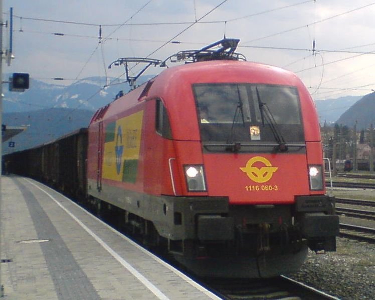 GySEV 1116 060 mit einen Gtertug bei der Durchfahrt in Villach Westbahnhof