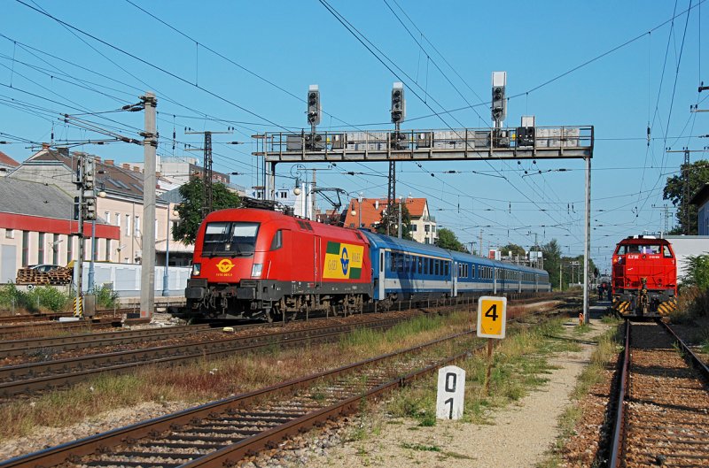 GySEV 1116 061 bringt den EC 965  Csardas  von Wien Westbhf. nach Budapest keleti pu. Rechts im HG rastet 2150 902-1  Brigitte ;-) Wien Penzing, am 26.09.2009.
