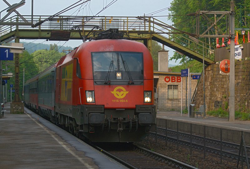 GySEV 1116 064 unterwegs am BB Intercity 745  ARCOTEL Hotels  von Salzburg nach Wien Westbahnhof. Die Aufnahme entstand am 01.05.2009 in Pressbaum.