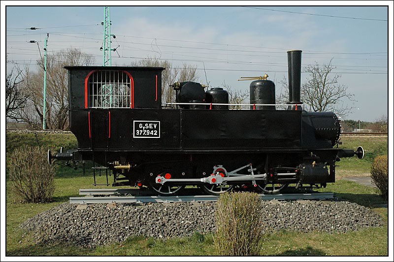GySEV Denkmallok 377.942, aufgestellt am Bahnhof Wulkaprodersdorf, der zugleich auch der Sitz der sterreichischen Betriebsleitung der GySEV ist. (10.3.2007)
