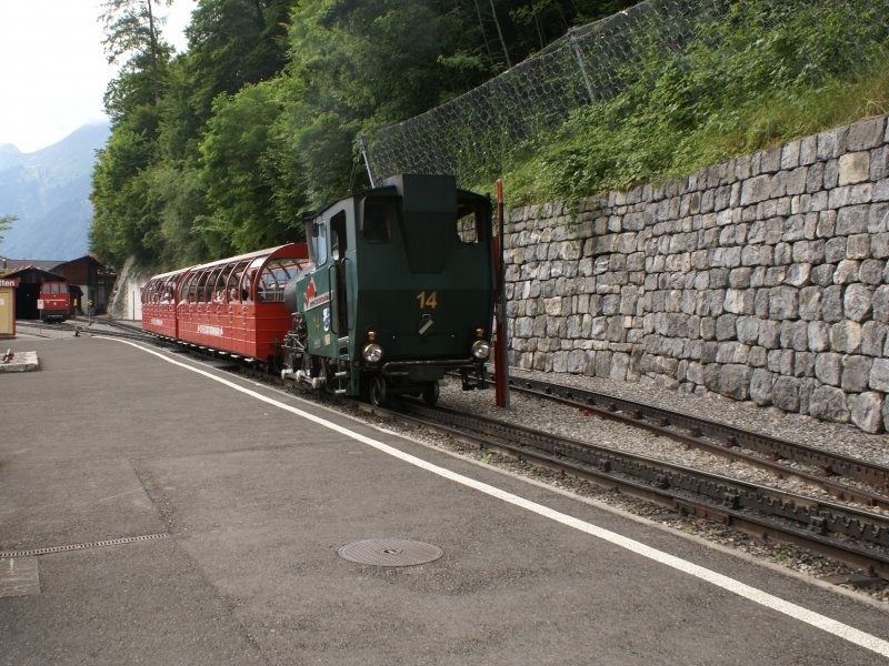 H 2/3 14 schiebt am 27.7.08 den letzten Zug von Brienz bergwrts.