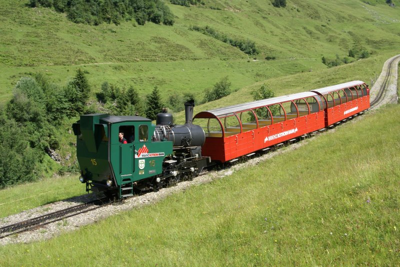H 2/3 15 befindet sich am 20.7.09 mit einem Leerezug oberhalb von Planalp.