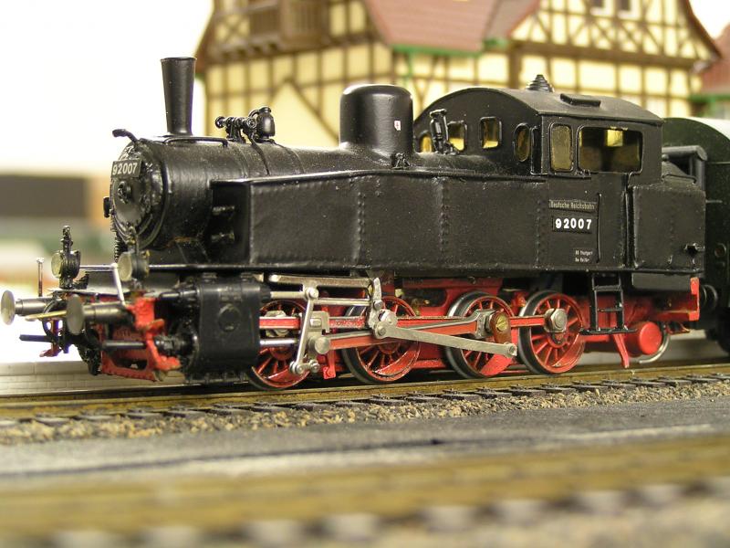 H0: Das mu ich Euch zeigen! Diese Lok hab ich mal von einem Freund gekauft. Sie ist wohl in der 60ern oder 70ern als Totalselbstbau entstanden. Mehrfach repariert und berarbeitet, zuletzt von mir. Ich hab die Rder abgedreht, eine Faulhaber eingebaut und ein paar Kleinigkeiten ergnzt und repariert. Die Rder sind allerdings ein echter Betriebsschwachpunkt, weil sie nicht fest auf den Achsen sitzen. Ein paar Bremsbacken sind schon wieder weg....