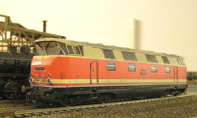 H0: Die Plastekanzel-V180 der DDR aus einer anderen Perspektive. (Modell PIKO vor der Wende)