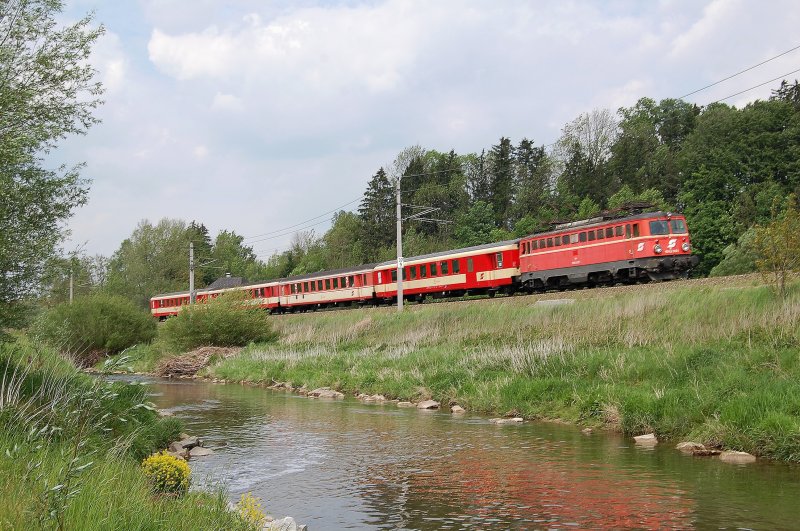 Hab ein bisschen in meinen Aufnahmen gestbert und
dieses Bild vom 07.05.2007 gefunden.Es zeigt eine Altlack 1042
mit Schlieren = Rex 3909 auf dem Weg von Linz nach
Selzthal kurz vor Wartberg/Kr. 