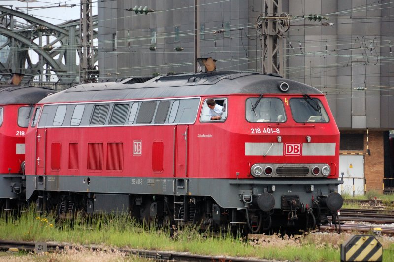  Hab ich auch noch alle Fans aus der Schweiz dabei?  ...frsorglicher Tf kurz vor Ankunft im Mnchner Hbf mit Eurocity im Schlepp.