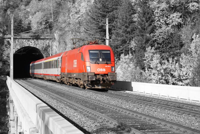 Habe mal was Neues ausprobiert, 1116 001 mit IC532  KELAG Energie Express  beim verlassen des Polleroswandtunnel und mit ColorKey nachbearbeitet, hoffe es gef�llt!!!
