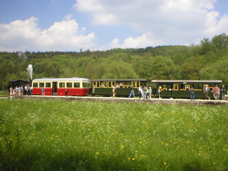 Hrtsfeldbahn Neresheim: Im Mai 2004 ist Lok 12 mit einer gemischten Wagengarnitur im vorlufigen Endbahnhof Sgmhle angekommen. Hier zu sehen sind neben der Dampflok Lok 12 der Triebwagenanhnger TA 101 und zwei Personenwagen. Die Hrtsfeldbahn (1972 stillgelegte Schmalspurbahn Aalen-Neresheim-Dillingen) fhrt seit 2001 wieder als Museumsbahn auf dem derzeit 3km langen Abschnitt Neresheim-Sgmhle. Ein Weiterbau der Museumsbahnstrecke ist geplant. 
