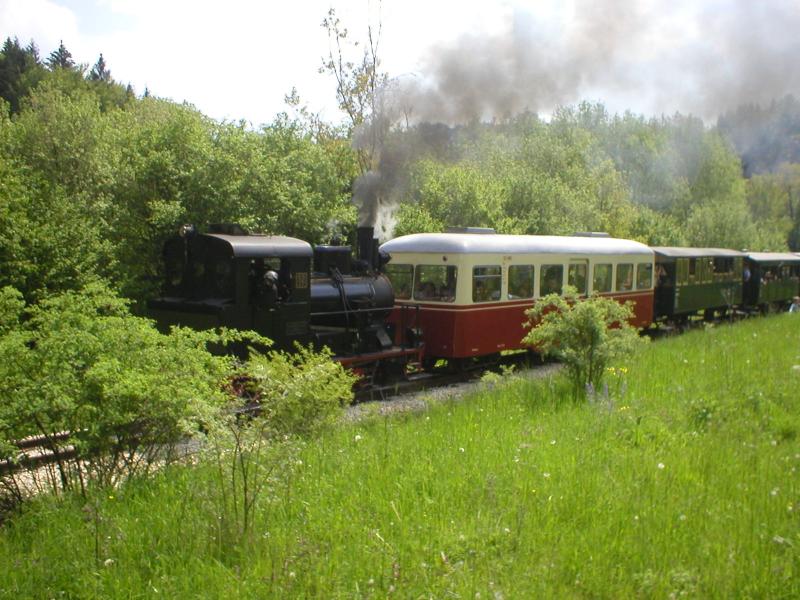 H�rtsfeldbahn Neresheim: Lok 12 zieht den gemischten Wagenzug wieder zur�ck nach Neresheim, hier im ehemaligen Steinbruch H�rtsfeldwerke aufgenommen. Die H�rtsfeldbahn (1972 stillgelegte Schmalspurbahn Aalen-Neresheim-Dillingen) f�hrt seit 2001 wieder als Museumsbahn auf dem derzeit 3km langen Abschnitt Neresheim-S�gm�hle. Ein Weiterbau der Museumsbahnstrecke ist geplant.
