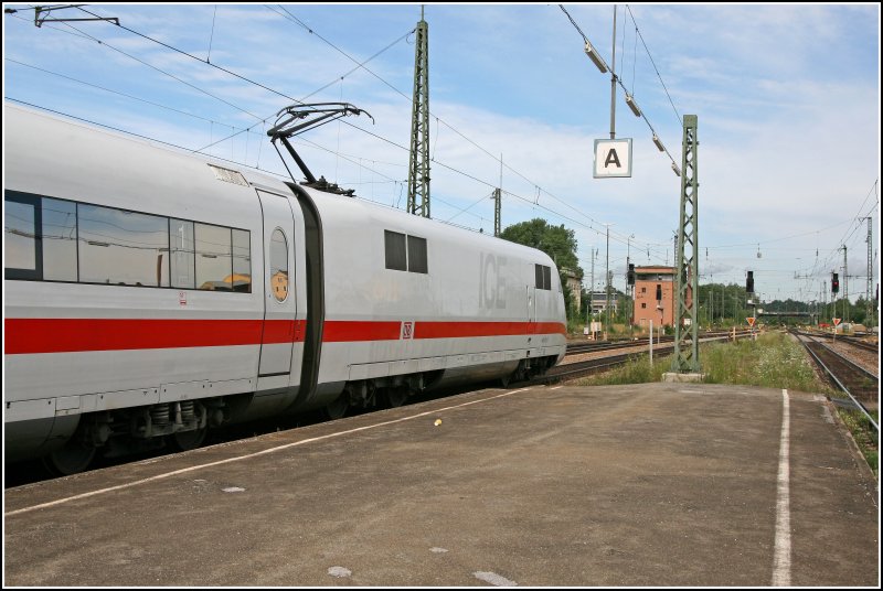 Htte fast gepasst;-) 401 070/570 legte als ICE 108 von Innsbruck Hbf nach Berlin Ostbahnhof, in Rosenheim einen auserplanmigen Halt ein. (03.07.07)
