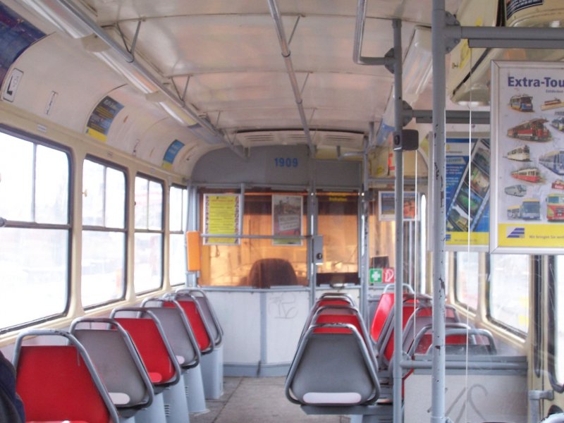H�tte ich mal vor einigen Jahren nicht gedacht, dass dieses Bild einmal fast  historisch  anmutet. Der Fahrgastraum eines Tatra-Stra�enbahnwagens in Leipzig. Unmodernisiert und im Linienverkehr auf der Linie 8.

Diese Wagen sind entweder nach Rum�nien abgegeben, oder verschrottet worden.
Ein Exemplar steht im Museum.
