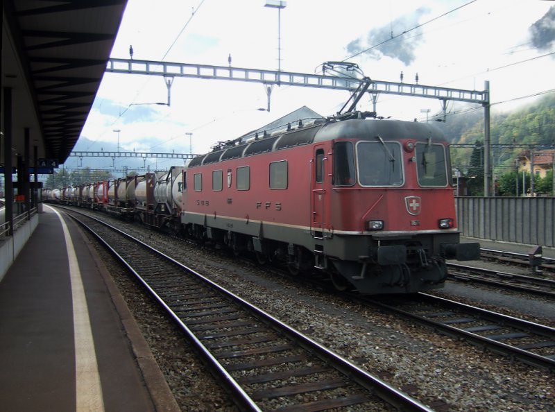 Hufiger im Schiebedienst: Am Gotthard trifft man an Gterzugenden im Schiebedienst wieder hufiger Re 6/6 Maschinen. Am 09.10.09 hat die Re 6/6 11676  Zurzach  diesen Auftrag erhalten, den langen GZ von Erstfeld nach Gschenen zu schieben. (fotografiert in Erstfeld)