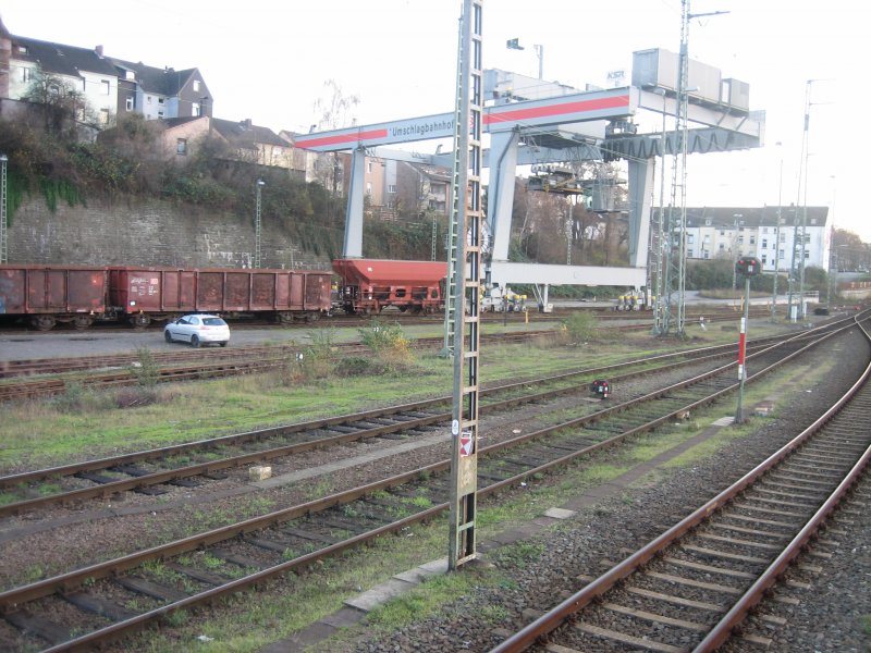 Hagen G�terbahnhof 02.12.2006

Der Ubf ist bereits l�ngere Zeit geschlossen, die Gleise unter den Verladebr�cken werden zum Abstellen defekter G�terwagen genutzt.

Bei Bedarf werden sie nach Hagen-Eckesey zur Reparatur �berf�hrt.