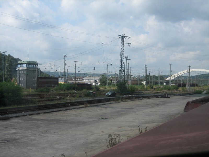 Hagen-Gterbahnhof 02.12.2006.

Links befindet sich das Stellwerk Hgf.

Weiter rechts im Bild der groe weie Halbbogen ist die Fuhrparkbrcke in Hagen

Ich befinde mich gerade in der Ladestrae zum verwiegen von Schrottwagen...
