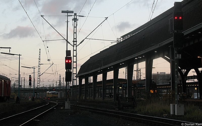 Hagen Hbf, 01.Dezember 2007: Ohne gr�ndliche  Routen-Planung  verzweifelt man schnell an den Hagener  Verbauten . Aus dieser Richtung sollte ein Dampfzug der Ruhrtalbahn kommen. Allerdings wurde wa mittlerweile zu dunkel, was eine vern�nftige Aufnahme nur mit Belichtung m�glich machte. Dann die Durchsage:  ca. 20 Minuten Versp�tung . Aufgrund der schlechten Position habe ich es dann aufgegeben. Als ich dann auf den Heimzug wartete, rollte der Sonderzug ein:  Eine 212 .  