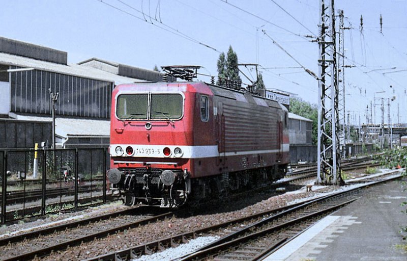 Hagen Hbf 1991, die 143 959 auf der Fahrt in das Bw. Die Lok war noch mit Bw Rostock und DR beschriftet. 
