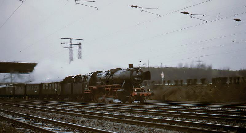 Hagen-Hengstey 1970 Lok 052 404 vor einem Personenzug
unweit vor Hagen Hbf.