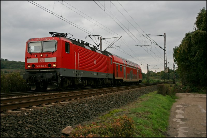Hagen-Iserlohn-Hagen....143 054 bringt bei Hohenlimburg die RB56 (RB 39641)  DER ISERLOHNER  nach Iserlohn. Ab Dezember fahren hier langweilige Flirts....