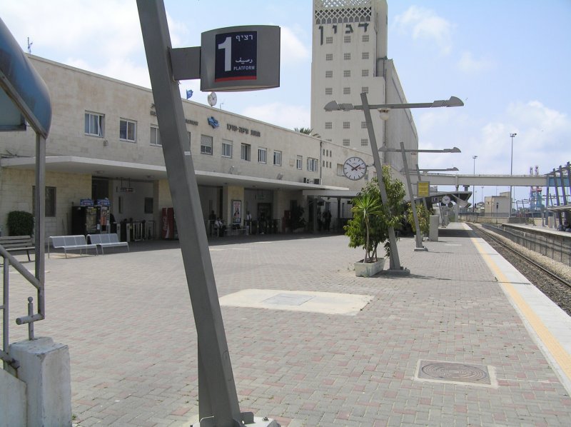Haifa Merkaz - Hauptbahnhof. Es ist nicht viel los um die Mittagszeit des 13.05.2007 auf dem breiten Hausbahnsteig des dreigleisigen Hauptbahnhofs von Haifa. Die Ruhe tuscht, da sich viele Reisende bis kurz vor Eintreffen ihres Zuges im khlen Bahnhofsgebude aufhalten.