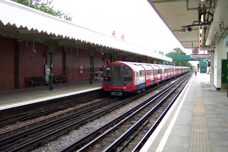 Hainault - eine typische Station fr den stlichen Teil auf der Central Line der Londoner Tube.
Diese Linie ist die lngste der Londoner U-Bahnen, sie wird im Jahr von etwa 183 Millionen Menschen benutzt und ist eine der der Tube namensgebenden  Rhrenprofil -Bahnen (daher  Tube ).
Diese Station gehrt zum sogenannten  Fairlop Loop , welcher 1903 erffnet wurde und fr seine historischen Stationen berhmt ist.