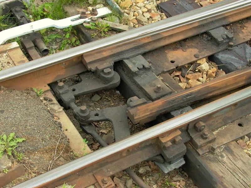 Hakenverschluss an einer Weiche der Parkeisenbahn Cottbus, Spurweite 600 mm (19.06.2005)