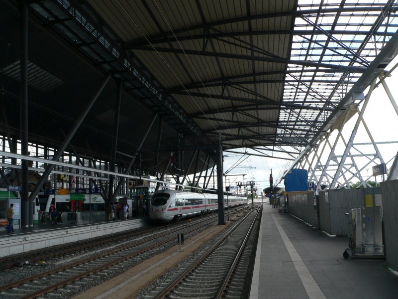 Halb fertige Bahnsteighalle des modernen Erfurter Bahnhofs. 16.6.2007