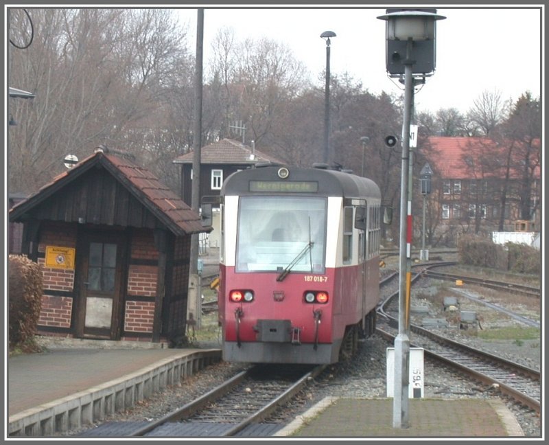 Halberstdter Triebwagen 187018-7 verlsst Westerntor Richtung Endstation Wernigerode. 13.12.2006