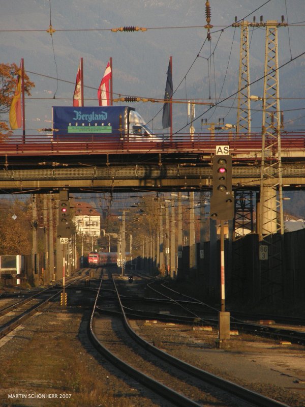 Hall in Tirol, 5.11.2007, ein nachmittglicher Regionalzug von Rosenheim nach Telfs nhert sich dem Bahnhof.
Am Ende der langen Geraden sieht man links den Alten Zoll an der Tirolerstrae. 