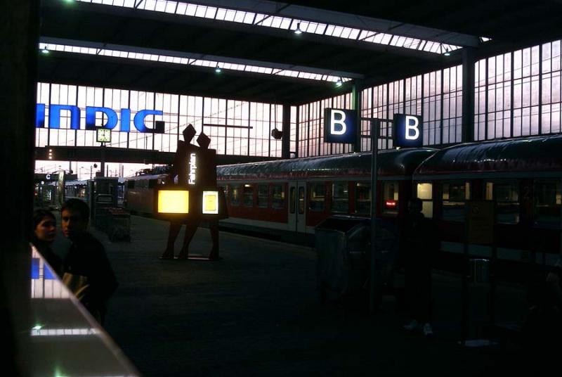 Halle des Mnchener Hauptbahnhofes, sommerliche Abendstimmung, vom Nachtzug nach Neapel aus betrachtet (17. Mai 2004, kurz nach zehn Uhr abends)