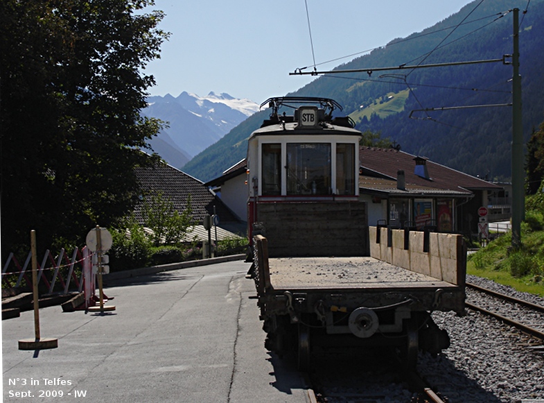 Haller Triebwagen von der Hand der Grazer Waggonfabrik vorm. J. Weitzer, hier zu sehen N�3, heute Arbeitsfahrzeug der Innsbrucker Verkehrsbetriebe, steht sonntags in der Telfer Mittagssonne. Mit der Lore wird vor allem Schotter gefahren, es werden beide Weichen in Telfer Wiesen und etliche hundert Meter Strecke ausgetauscht. Hier im Telfer Bahnhof lagert der Vorrat, der verbaut wird. Im Hintergrunde wieder der Stubaier Gletscher. Anfang September 2009 kHds