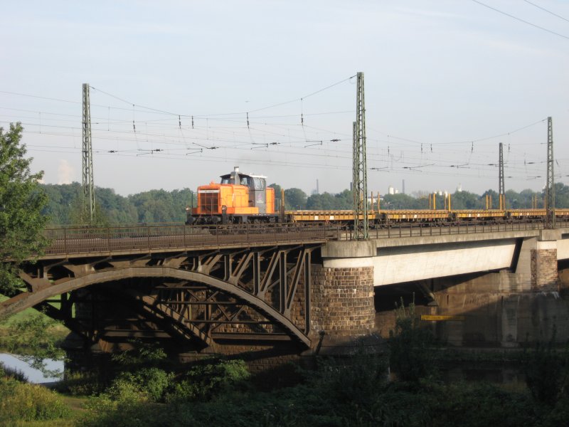 Hallo Bahnbildergemeinde ! Obwohl ich  nur  eine Power-Shot habe, mchte ich auch ab und zu ein paar meiner Bilder zeigen. Ich hoffe, sie gefallen euch.
Am 19.09.2008 berquert 360 608-4 der Bocholter Eisenbahn mit Flachwagen die Ruhrtalbrcke der Gterbahn in Duisburg Richtung Sden.