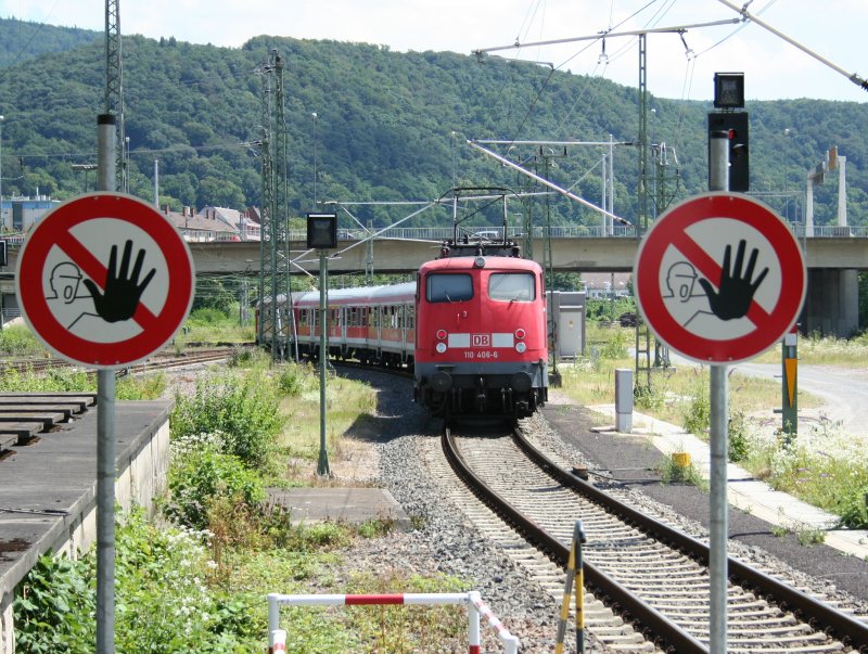 HALT! Bitte nicht folgen!
110 405-6 mit Regionalzug von Frankfurt(M) bei der Bereitstellung zur Rckfahrt am 13.7.2009 in Heidelberg.