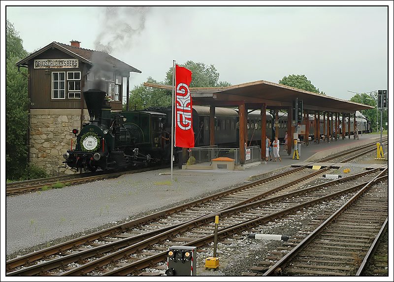 Halt des SPz 8508 in Deutschlandsberg am 27.5.2007. Premiere bei dieser Fahrt - 671 hatte zum ersten Mal eine rotes Schlusslicht! Die rote Scheibe wurde extra angefertigt, und beim zweiten Licht baute man einen Stecker dazwischen, um es abschalten zu k�nnen. Das alte Stellwerkgeb�ude in Deutschlandsberg ist nicht mehr in Betrieb, konnte aber vor dem Abriss gerettet werden.

