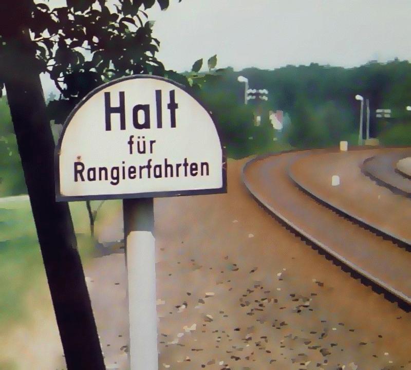 Halt fr Rangierfahrten - das rechte Gleis fhrt weiter Richtung Mun-Lager des Bundesgrenzschutzes nahe der B456 (verfremdetes Foto), 1. Hlfte der 1980iger Jahre.
